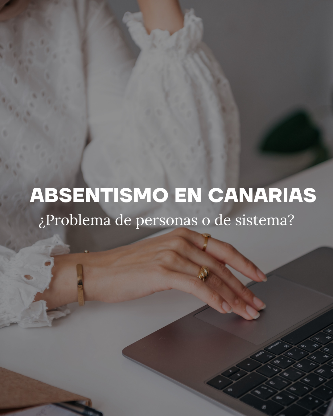 Manos sobre teclado de portátil — Absentismo en Canarias